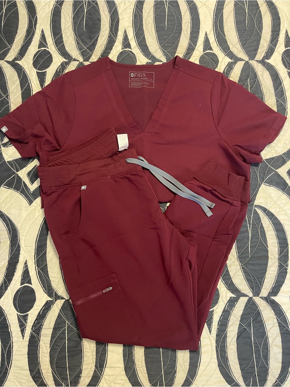 FIGS Burgundy Casma Three-Pocket Top & Zamora Jogger Scrub Set Large